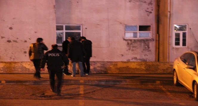 ÇANTANIN SAHİBİ LİSE ÖĞRENCİSİ SAMET GEMİCİ POLİSLERE ÇANTASINDAKİ SPOR KIYAFETLERİNİ GÖSTERDİ. (VEDAT KILIÇ/ZONGULDAK-İHA)