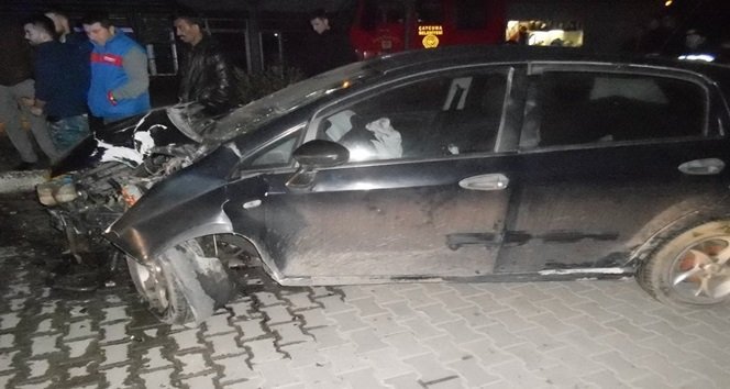 DİREĞE ÇARPAN SÜRÜCÜ AMBULANS İLE ÇAYCUMA DEVLET HASTANESİNE KALDIRILDI. (EMRAH YILDIZ - ERCAN KARAKUŞ/ZONGULDAK-İHA)