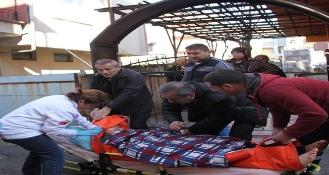 ZONGULDAK'IN EREĞLİ İLÇESİNDE EŞİ İLE BOŞANMA AŞAMASINDA OLAN VE ANNESİYLE BİRLİKTE YAŞAYAN GENÇ KADIN, EVDE BAYGIN BULUNDU. TÜP GAZI AÇARAK İNTİHAR GİRİŞİMİNDE BULUNDUĞU İDDİA EDİLEN KADIN, SAĞLIK EKİPLERİ TARAFINDAN HASTANEYE KALDIRILDI. (VEDAT KILIÇ/ZONGULDAK-İHA)