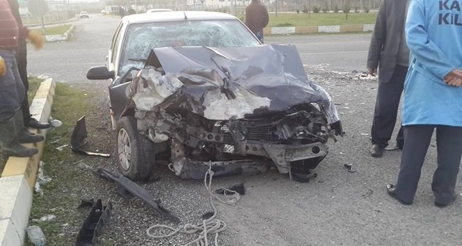 ÇAYCUMA’DA OTOMOBİL KAMYONA ÇARPTI: 3 YARALI