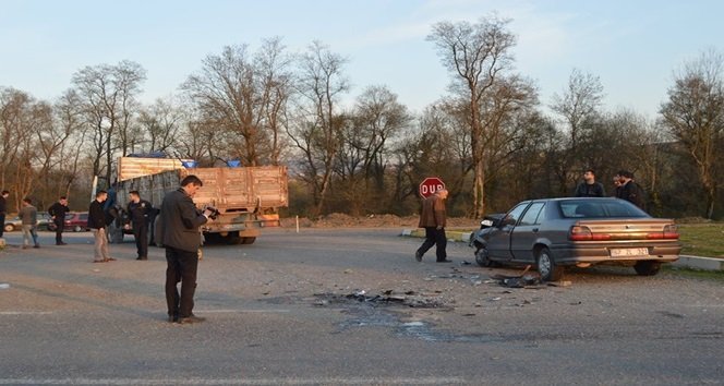 ZONGULDAK'IN ÇAYCUMA İLÇESİNDE OTOMOBİL İLE KAMYONUN ÇARPIŞMASI SONUCU MEYDANA GELEN TRAFİK KAZASINDA 3 KİŞİ YARALANDI. (EMRAH YILDIZ/ZONGULDAK-İHA)