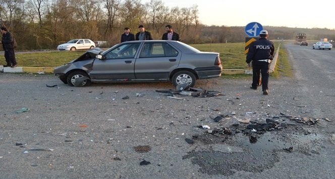 ZONGULDAK'IN ÇAYCUMA İLÇESİNDE OTOMOBİL İLE KAMYONUN ÇARPIŞMASI SONUCU MEYDANA GELEN TRAFİK KAZASINDA 3 KİŞİ YARALANDI. (EMRAH YILDIZ/ZONGULDAK-İHA)