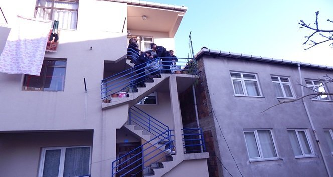 ZONGULDAK'IN EREĞLİ İLÇESİNDE KUŞ MALZEMELERİ SATIŞI YAPAN BİR KİŞİ EVİNDE ANNESİ TARAFINDAN ÖLÜ BULUNDU. (VEDAT KILIÇ/ZONGULDAK-İHA)