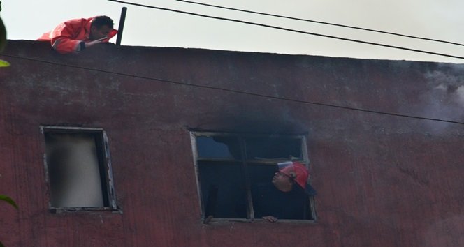 ZONGULDAK’TA ÜNİVERSİTE ÖĞRENCİSİNİN KALDIĞI EVDE ELEKTRİK KONTAĞINDAN YANGIN ÇIKTI. ÇIKAN YANGINDA EVDEKİ EŞYALARDA MADDİ HASAR MEYDANA GELDİ. (İLHAN GÖKÇEN - ONUR ALTINDAĞ/ZONGULDAK-İHA)