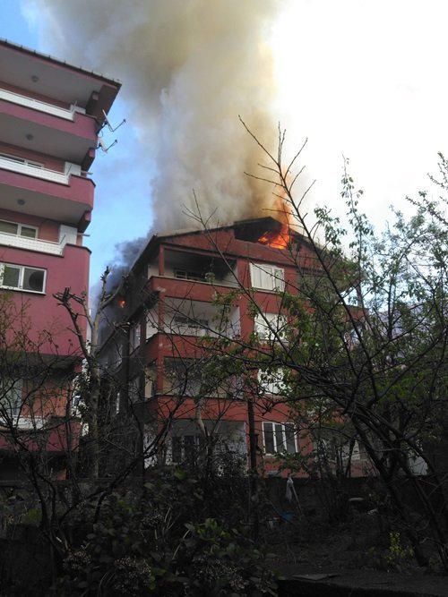 ZONGULDAK’TA ÜNİVERSİTE ÖĞRENCİSİNİN KALDIĞI EVDE ELEKTRİK KONTAĞINDAN YANGIN ÇIKTI. ÇIKAN YANGINDA EVDEKİ EŞYALARDA MADDİ HASAR MEYDANA GELDİ. (İLHAN GÖKÇEN - ONUR ALTINDAĞ/ZONGULDAK-İHA)