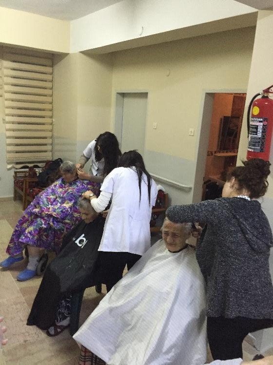 DEVREK MESLEKİ EĞİTİM MERKEZİ KUAFÖRLÜK DALINDA EĞİTİM GÖREN ÖĞRENCİLER, HUZUREVİ SAKİNLERİNİN KİŞİSEL BAKIMLARINI YAPTI. (İHA/ZONGULDAK-İHA)