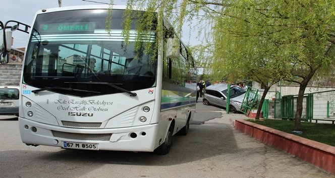 YAŞANAN KAZA ANI HALK OTOBÜSÜNÜN GÜVENLİK KAMERASI TARAFINDAN SANİYE SANİYE KAYDEDİLDİ. (VEDAT KILIÇ/ZONGULDAK-İHA)