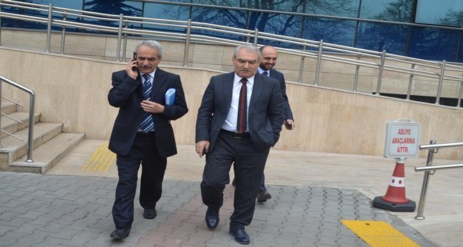 DÖNEMİN ZONGULDAK BELEDİYE BAŞKANI SECAATTİN GONCA (SAĞDAKİ) SUÇLAMALARI KABUL ETMEDİ. (ONUR ALTINDAĞ/ZONGULDAK-İHA)