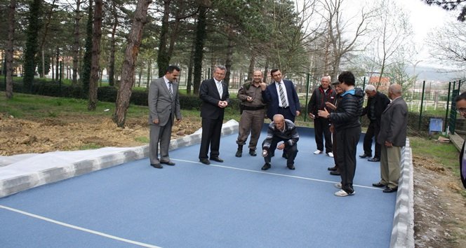 ÇAYCUMA PROTOKOLÜ YAŞLILAR İLE BOCCE OYNADILAR. (EMRAH YILDIZ/ZONGULDAK-İHA)