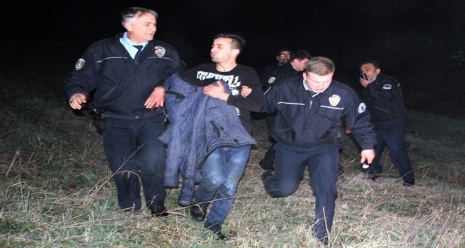 ZONGULDAK'IN EREĞLİ İLÇESİNDE, KULLANDIĞI OTOMOBİLLE, YOLUN KARŞISINA GEÇMEYE ÇALIŞAN YAYAYA ÇARPAN E.A., KAÇTIĞI ORMANLIK ALANDA POLİS TARAFINDAN YAKALANDI. (VEDAT KILIÇ/ZONGULDAK-İHA)