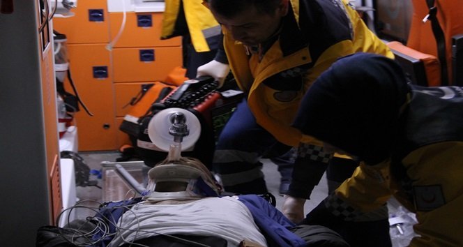 ZONGULDAK'IN EREĞLİ İLÇESİNDE YOLUN KARŞISINA GEÇMEK İSTEYEN CİHAT YAVUZ'A OTOMOBİL ÇARPTI. AĞIR YARALANAN YAVUZ, KALDIRILDIĞI HASTANEDE HAYATINI KAYBETTİ. (VEDAT KILIÇ/ZONGULDAK-İHA)