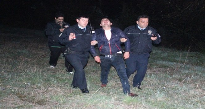 KAZA YAPAN OTOMOBİLDE BULUNAN SÜRÜCÜNÜN ARKADAŞI A.K., ORMANLIK ALANDA SAKLANIRKEN POLİS TARAFINDAN YAKALANDI. (VEDAT KILIÇ/ZONGULDAK-İHA)