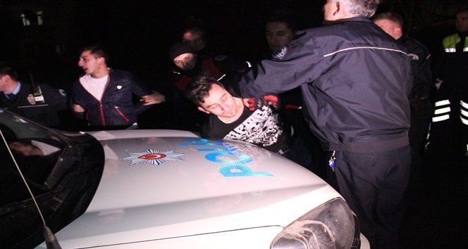 ALKOLLÜ SÜRÜCÜ VE ARKADAŞI POLİSE DİRENİNCE KELEPÇE TAKILARAK KARAKOLA GÖTÜRÜLDÜ. (VEDAT KILIÇ/ZONGULDAK-İHA)