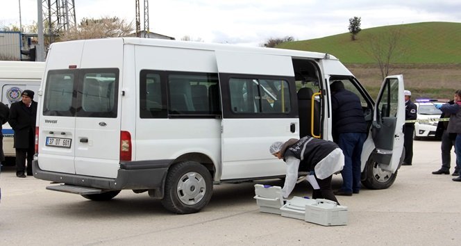 KASTAMONU POLİS MESLEK YÜKSEKOKULUNDA SERVİS ŞOFÖRÜ OLARAK GÖREV YAPAN POLİS MEMURU 45 YAŞINDAKİ METİN TOPÇU, MİNİBÜS HAREKET HALİNDEYKEN İNTİHAR ETTİ. (VEDAT YUNUS İKİZOĞLU/KASTAMONU-İHA)