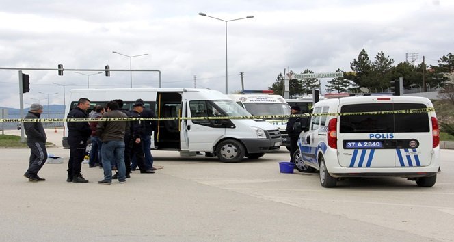KASTAMONU POLİS MESLEK YÜKSEKOKULUNDA SERVİS ŞOFÖRÜ OLARAK GÖREV YAPAN POLİS MEMURU 45 YAŞINDAKİ METİN TOPÇU, MİNİBÜS HAREKET HALİNDEYKEN İNTİHAR ETTİ. (VEDAT YUNUS İKİZOĞLU/KASTAMONU-İHA)