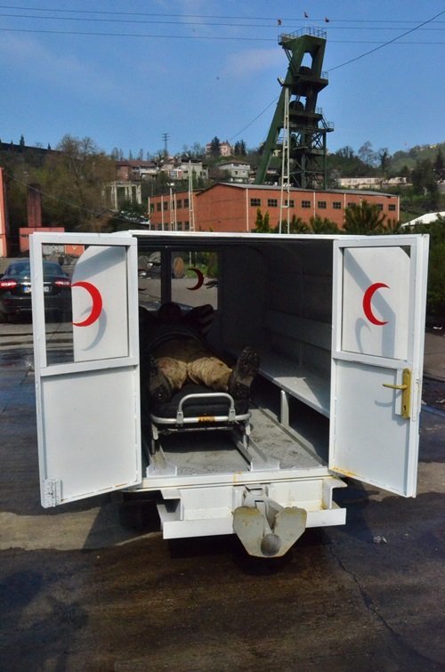 ZONGULDAK’TA MADEN OCAKLARINDA YAŞANAN İŞ KAZALARINA ÇÖZÜM AMACIYLA ÜRETİLEN AMBULANS VAGON BÜYÜK İLGİ GÖRDÜ. KURUMUN ATÖLYESİNDE ÜRETİLEN AMBULANS VAGON SAYESİNDE, YER ALTINDA KAZA GEÇİREN İŞÇİLER DAHA İYİ KOŞULDA VE DAHA KISA SÜREDE YER ÜSTÜNE ÇIKARTILABİLECEK. (İLHAN GÖKÇEN - ONUR ALTINDAĞ - SERTAÇ ÖZDEMİR/ZONGULDAK-İHA)