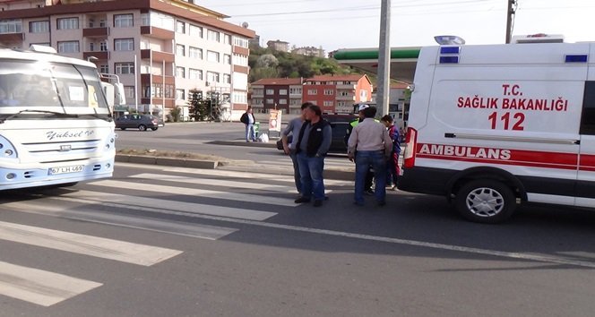 KDZ. EREĞLİ İLÇESİNDE OTOMOBİL YOLUN KARŞISINA GEÇMEYE ÇALIŞAN YAŞLI ADAMA ÇARPTI. (VEDAT KILIÇ/ZONGULDAK-İHA)