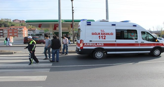 KDZ. EREĞLİ İLÇESİNDE YOLUN KARŞISINA GEÇMEYE ÇALIŞIRKEN OTOMOBİLİN ÇARPTIĞI YAŞLI ADAM AMBULANS İLE HASTANEYE KALDIRILDI. (VEDAT KILIÇ/ZONGULDAK-İHA)