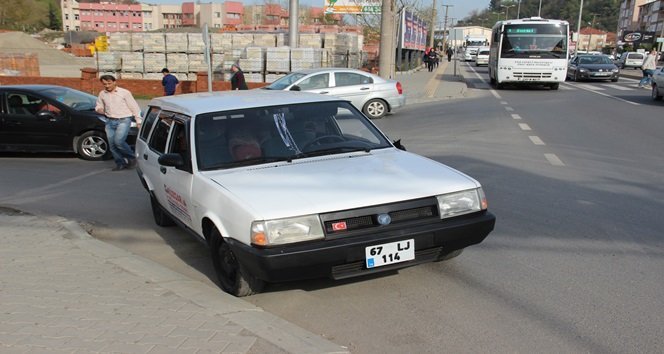 KDZ. EREĞLİ İLÇESİNDE OTOMOBİL YOLUN KARŞISINA GEÇMEYE ÇALIŞAN YAŞLI ADAMA ÇARPTI. (VEDAT KILIÇ/ZONGULDAK-İHA)