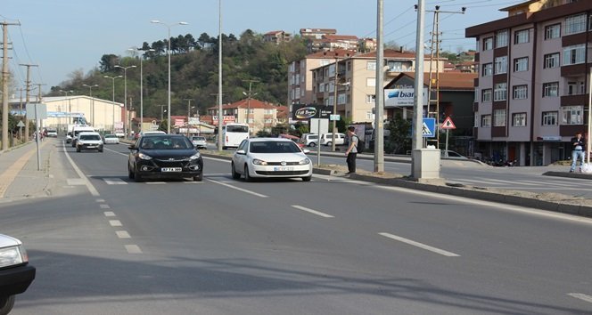 KAZADA YARALANAN NİZAMETTİN CEYLAN'IN YAKINLARI YAYA GEÇİDİNDE YAVAŞLAMAYAN OTOMOBİL SÜRÜCÜLERİNE TEPKİ GÖSTERDİ. (VEDAT KILIÇ/ZONGULDAK-İHA)