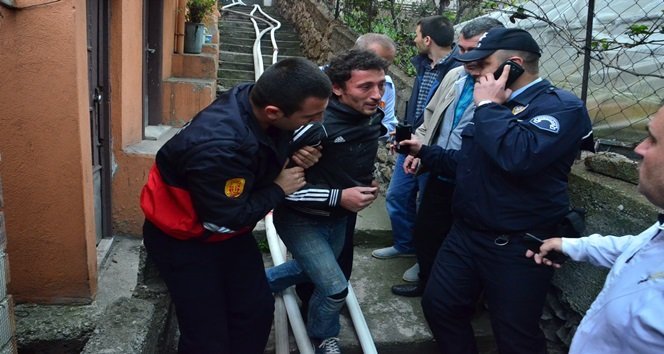 ZONGULDAK’TA İKİ KATLI BİR EVİN ÇATISINDA ÇIKAN YANGIN PANİĞE NEDEN OLDU. ÇIKAN YANGINA YARDIM ETMEK İSTEYEN BİR MAHALLE SAKİNİ İSE DUMANDAN ETKİLENİNCE AMBULANSA ALINDI. (ONUR ALTINDAĞ - SERTAÇ ÖZDEMİR/ZONGULDAK-İHA)