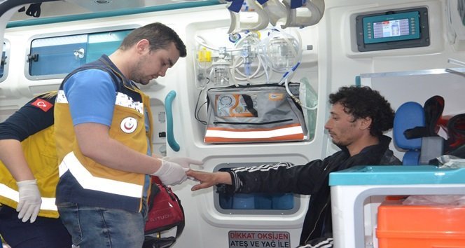 ZONGULDAK’TA İKİ KATLI BİR EVİN ÇATISINDA ÇIKAN YANGIN PANİĞE NEDEN OLDU. ÇIKAN YANGINA YARDIM ETMEK İSTEYEN BİR MAHALLE SAKİNİ İSE DUMANDAN ETKİLENİNCE AMBULANSA ALINDI. (ONUR ALTINDAĞ - SERTAÇ ÖZDEMİR/ZONGULDAK-İHA)