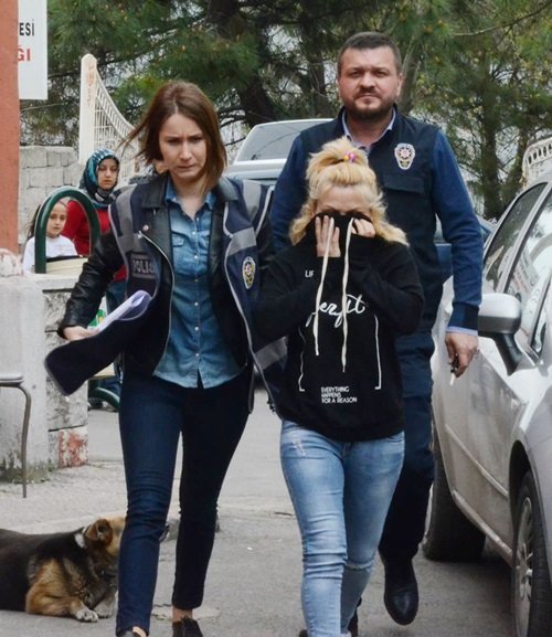 ZONGULDAK'TA AHLAK POLİSİNİN YAPTIĞI FUHUŞ OPERASYONUNDA DÖRDÜ YABANCI UYRUKLU KADIN OLMAK ÜZERE TOPLAM 8 KİŞİ GÖZALTINA ALINDI. (İLHAN GÖKÇEN/ZONGULDAK-İHA)