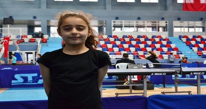TÜRKİYE MASA TENİSİ FEDERASYONU TARAFINDAN ZONGULDAK'TA DÜZENLENEN 2. LİG MASA TENİSİ SEZON FİNALİ'NDE, YARIŞMAYA MARDİN'DEN KATILAN 10 YAŞINDAKİ SENEM SALAVRAN, 40 YAŞINDAKİ RAKİBİ EMEL GÖNÜLLÜ'YE 3-0 MAĞLUP OLDU. SENEM SALAVRAN, "BİR YILDIR OYNUYORUM. ÇOK GÜZEL BİR DUYGU. TECRÜBE DE KAPIYORUM. EĞLENİYORUM" ŞEKLİNDE KONUŞTU. (İLHAN GÖKÇEN - ONUR ALTINDAĞ/ZONGULDAK-İHA)