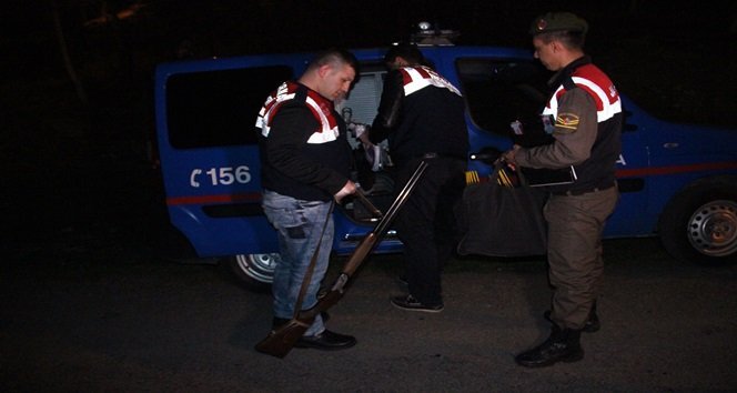 JANDARMA EKİPLERİ YAPTIKLARI İNCELEMENİN ARDINDAN OLAYDA KULLANILAN AV TÜFEĞİ VE TABANCAYI DELİL OLARAK ALDI. (VEDAT KILIÇ/ZONGULDAK-İHA)