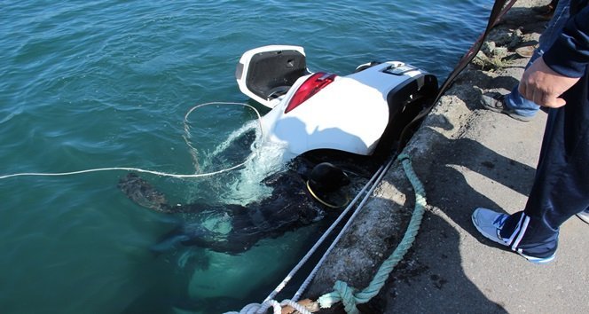 KDZ. EREĞLİ İLÇESİNDE SAHİBİNİN EL FRENİNİ ÇEKMESİ SONUCU DENİZE DÜŞEN OTOMOBİLİ DALGIÇLARIN YARDIMI İLE KIYIYA ÇIKARTILDI. (VEDAT KILIÇ/ZONGULDAK-İHA)