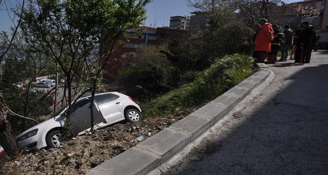 ZONGULDAK’TA PARK HALİNDEKİ OTOMOBİL YOLDAN ÇIKARAK ŞARAMPOLE UÇTU. (İLHAN GÖKÇEN - ONUR ALTINDAĞ/ZONGULDAK-İHA)
