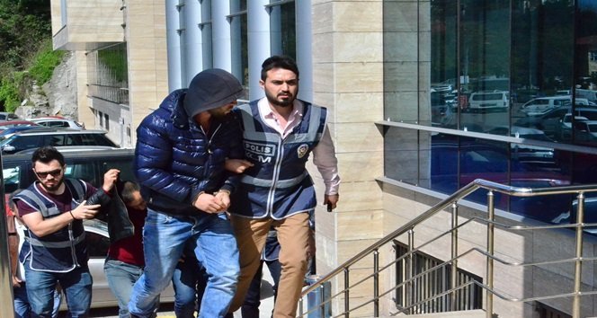 ZONGULDAK’TA KOM EKİPLERİNİN İSTİHBARI VE FİZİKİ TAKİBİ SONUCUNDA GERÇEKLEŞTİRDİĞİ OPERASYONDA 6 ZANLI GÖZALTINA ALINDI. ZANLILAR, EMNİYETTEKİ İŞLEMLERİNİN ARDINDAN ADLİYEYE GETİRİLDİ. (İLHAN GÖKÇEN - SERTAÇ ÖZDEMİR/ZONGULDAK-İHA)