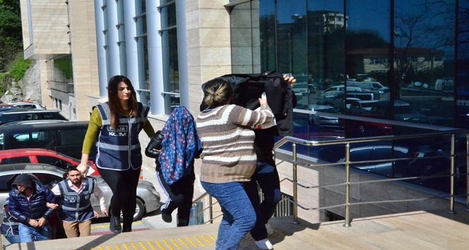 ZONGULDAK’TA KOM EKİPLERİNİN İSTİHBARI VE FİZİKİ TAKİBİ SONUCUNDA GERÇEKLEŞTİRDİĞİ OPERASYONDA 6 ZANLI GÖZALTINA ALINDI. ZANLILAR, EMNİYETTEKİ İŞLEMLERİNİN ARDINDAN ADLİYEYE GETİRİLDİ. (İLHAN GÖKÇEN - SERTAÇ ÖZDEMİR/ZONGULDAK-İHA)