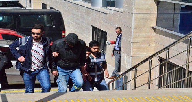 ZONGULDAK’TA KOM EKİPLERİNİN İSTİHBARI VE FİZİKİ TAKİBİ SONUCUNDA GERÇEKLEŞTİRDİĞİ OPERASYONDA 6 ZANLI GÖZALTINA ALINDI. ZANLILAR, EMNİYETTEKİ İŞLEMLERİNİN ARDINDAN ADLİYEYE GETİRİLDİ. (İLHAN GÖKÇEN - SERTAÇ ÖZDEMİR/ZONGULDAK-İHA)