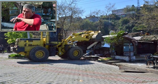 45 YILLIK ÇEKEĞİNİN YIKILIŞINI GÖZYAŞLARI İLE İZLEDİ