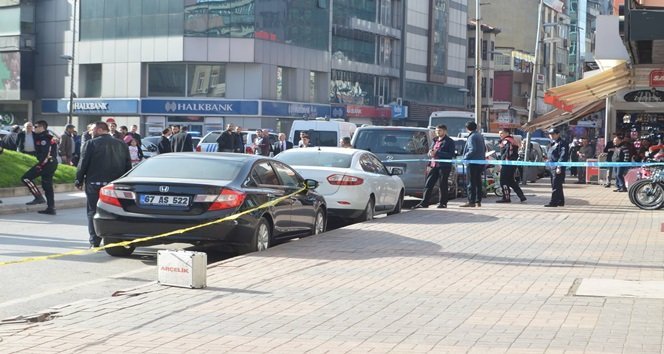 KALDIRIMDA UNUTULAN ALET ÇANTASI PANİĞE NEDEN OLDU