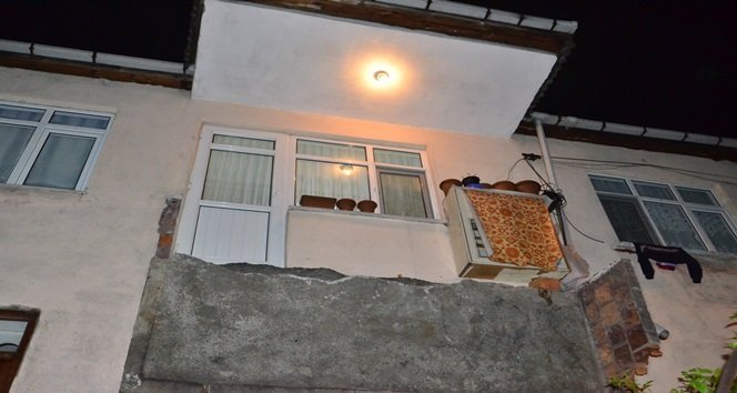 ZONGULDAK'TA, DOĞUM YAPAN KOMŞULARINA BEBEK GÖRMEYE GİDEN MİSAFİRLERİN, SİGARA İÇMEK İÇİN ÇIKTIKLARI BALKON ÇÖKTÜ. (İLHAN GÖKÇEN - SERTAÇ ÖZDEMİR/ZONGULDAK-İHA)