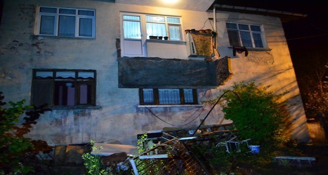 ZONGULDAK'TA, DOĞUM YAPAN KOMŞULARINA BEBEK GÖRMEYE GİDEN MİSAFİRLERİN, SİGARA İÇMEK İÇİN ÇIKTIKLARI BALKON ÇÖKTÜ. (İLHAN GÖKÇEN - SERTAÇ ÖZDEMİR/ZONGULDAK-İHA)