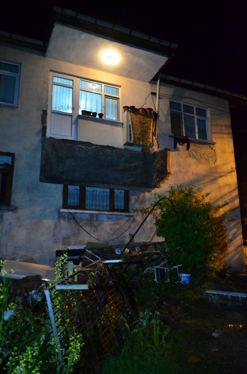 ZONGULDAK'TA, DOĞUM YAPAN KOMŞULARINA BEBEK GÖRMEYE GİDEN MİSAFİRLERİN, SİGARA İÇMEK İÇİN ÇIKTIKLARI BALKON ÇÖKTÜ. (İLHAN GÖKÇEN - SERTAÇ ÖZDEMİR/ZONGULDAK-İHA)