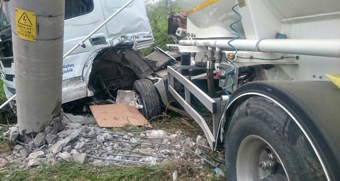 BARTIN’DA SÜRÜCÜSÜNÜN DİREKSİYON HAKİMİYETİNİ KAYBETMESİ ÜZERİNE MAKASLAYAN TIR, YOLDAN ÇIKARAK ELEKTRİK DİREĞİNE ÇARPTI. KAZADA SÜRÜCÜ HAFİF ŞEKİLDE YARALANDI. (MUSTAFA KURT/BARTIN-İHA)