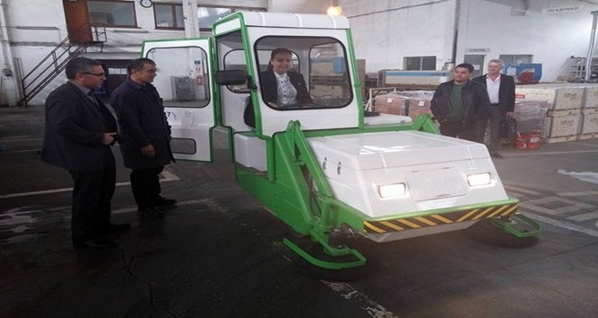 BAŞKAN GÜNEŞ YOL SÜPÜRME ARACININ TEST SÜRÜSÜNÜ GERCEKLESTIRDI. (EMRAH YILDIZ/ZONGULDAK-İHA)