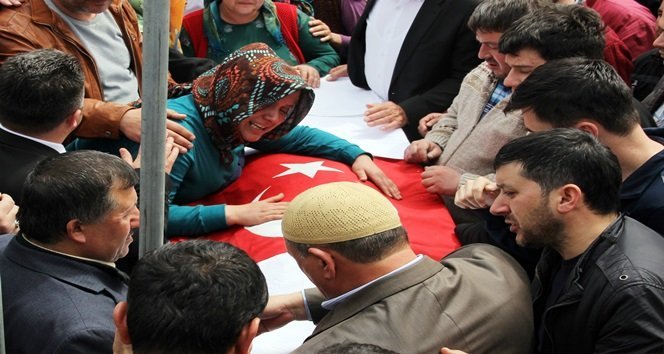 EŞİNİN MONTUNA SIKI SIKI SARILIP KOKLAYAN AKYER’İN EŞİ GÜLSER CENAZENİN CAMİYE GÖTÜRÜLÜŞÜ SIRASINDA, “HASAN BİZİ BIRAKIP GİTME, KIZIN CAMDAN BAKIYOR” DİYE GÖZYAŞI DÖKTÜ. (AKİF YAMAN - SERKAN ARAT/BARTIN-İHA)