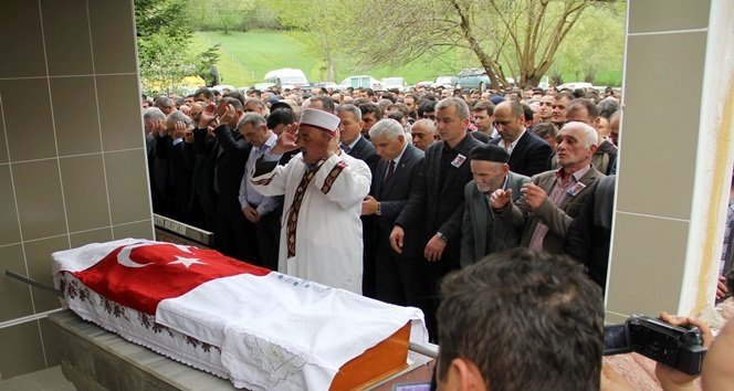 ZONGULDAK'IN KİLİMLİ İLÇESİNE BAĞLI GELİK BELDESİ'NDE, BULUNAN MADEN OCAĞINDA MEYDANA GELEN GÖÇÜKTE HAYATINI KAYBEDEN MADEN İŞÇİSİ 32 YAŞINDAKİ HASAN ÖZYER MEMLEKETİ BARTIN’DA GÖZYAŞLARI ARASINDA TOPRAĞA VERİLDİ. (AKİF YAMAN - SERKAN ARAT/BARTIN-İHA)
