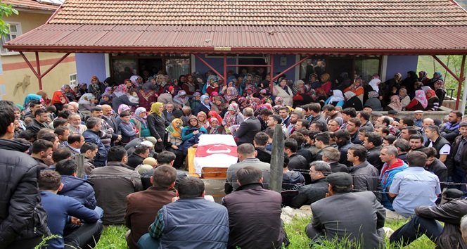 ZONGULDAK'IN KİLİMLİ İLÇESİNE BAĞLI GELİK BELDESİ'NDE, BULUNAN MADEN OCAĞINDA MEYDANA GELEN GÖÇÜKTE HAYATINI KAYBEDEN MADEN İŞÇİSİ 32 YAŞINDAKİ HASAN ÖZYER MEMLEKETİ BARTIN’DA GÖZYAŞLARI ARASINDA TOPRAĞA VERİLDİ. (AKİF YAMAN - SERKAN ARAT/BARTIN-İHA)