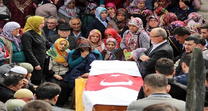 EŞİNİN MONTUNA SIKI SIKI SARILIP KOKLAYAN AKYER’İN EŞİ GÜLSER CENAZENİN CAMİYE GÖTÜRÜLÜŞÜ SIRASINDA, “HASAN BİZİ BIRAKIP GİTME, KIZIN CAMDAN BAKIYOR” DİYE GÖZYAŞI DÖKTÜ. (AKİF YAMAN - SERKAN ARAT/BARTIN-İHA)