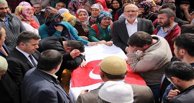 ÖZYER’İN CENAZESİ İÇİN İLK OLARAK GÖKÇEKIRAN KÖYÜ ARAMLA MAHALLESİNDEKİ EVİNİN ÖNÜNDE DUALAR OKUNDU. EVLİ VE BİRİ 3, DİĞERİ 5 YAŞINDA OLAN 2 ÇOCUĞU BULUNAN ÖZYER’İN MESAİ ARKADAŞLARI DA UĞURLAMAYA GELENLER ARASINDAKİ YERLERİNİ ALDI. (AKİF YAMAN - SERKAN ARAT/BARTIN-İHA)