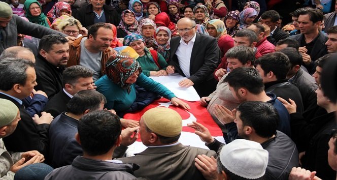 EŞİNİN MONTUNA SIKI SIKI SARILIP KOKLAYAN AKYER’İN EŞİ GÜLSER CENAZENİN CAMİYE GÖTÜRÜLÜŞÜ SIRASINDA, “HASAN BİZİ BIRAKIP GİTME, KIZIN CAMDAN BAKIYOR” DİYE GÖZYAŞI DÖKTÜ. (AKİF YAMAN - SERKAN ARAT/BARTIN-İHA)