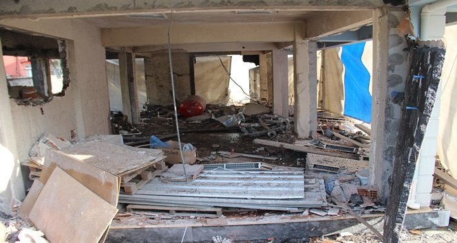 ZONGULDAK’IN EREĞLİ İLÇESİNDE BÖLÜCEK KADİR NEVİŞET İLKOKULU’NUN YAN TARAFINDAN BULUNAN KAZAN DAİRESİNDEKİ KALORİFER KAZANI BÜYÜK BİR GÜRÜLTÜYLE PATLADI. PATLAMA SONRASI OKULUN BİR KATI LOJMAN OLARAK KULLANILAN İKİ KATLI BİNASI, ÜÇ SINIF VE ETRAFTAKİ BİNALARDA HASAR OLUŞTU. (VEDAT KILIÇ/ZONGULDAK-İHA)