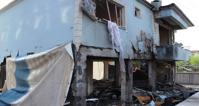 ZONGULDAK’IN EREĞLİ İLÇESİNDE BÖLÜCEK KADİR NEVİŞET İLKOKULU’NUN YAN TARAFINDAN BULUNAN KAZAN DAİRESİNDEKİ KALORİFER KAZANI BÜYÜK BİR GÜRÜLTÜYLE PATLADI. PATLAMA SONRASI OKULUN BİR KATI LOJMAN OLARAK KULLANILAN İKİ KATLI BİNASI, ÜÇ SINIF VE ETRAFTAKİ BİNALARDA HASAR OLUŞTU. (VEDAT KILIÇ/ZONGULDAK-İHA)