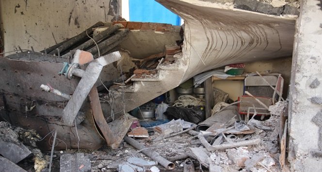 ZONGULDAK’IN EREĞLİ İLÇESİNDE BÖLÜCEK KADİR NEVİŞET İLKOKULU’NUN YAN TARAFINDAN BULUNAN KAZAN DAİRESİNDEKİ KALORİFER KAZANI BÜYÜK BİR GÜRÜLTÜYLE PATLADI. PATLAMA SONRASI OKULUN BİR KATI LOJMAN OLARAK KULLANILAN İKİ KATLI BİNASI, ÜÇ SINIF VE ETRAFTAKİ BİNALARDA HASAR OLUŞTU. (VEDAT KILIÇ/ZONGULDAK-İHA)